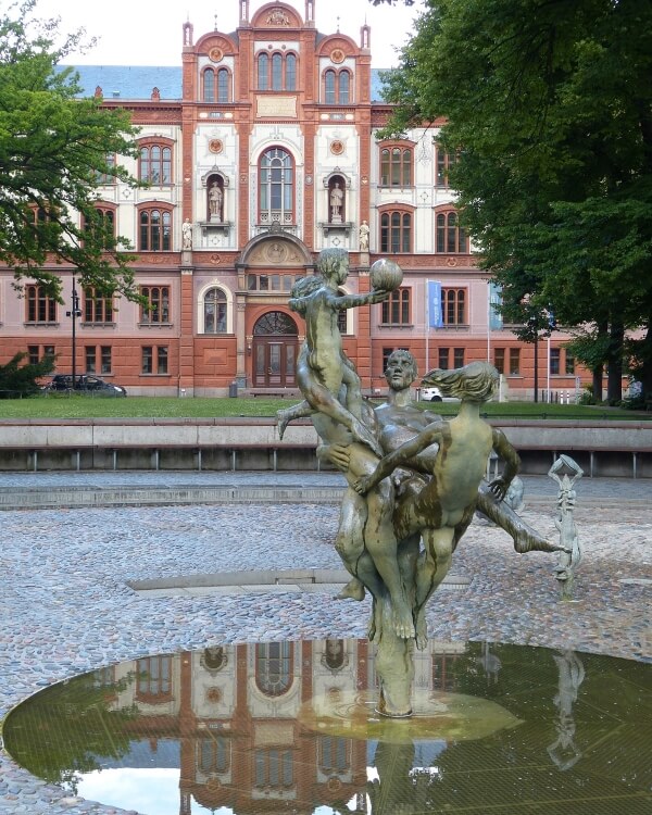 Rathaus in Rostock, StudySmarter