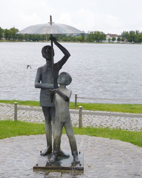 Statue in Schwerin, StudySmarter